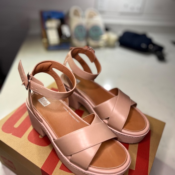 PILAR CROSSOVER LEATHER ANKLE-STRAP PLATFORMS SANDALS - Picture 2 of 13